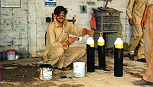 2 juni - Lagning och pfyllning av syrgasflaskor, Islamabad. Syrgasen var avsedd fr medicinskt bruk.