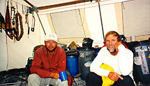 Magnus och Gary Roach från den amerikanska expeditionen i mässtältet. Gary var den andre att bestiga 7 summits