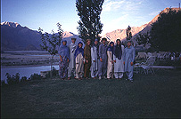 26/6 Trekkinggruppen i Pakistanska kläder